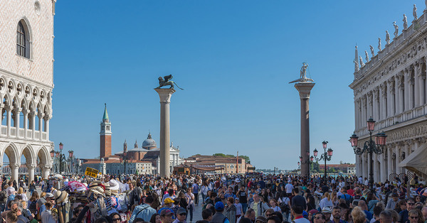 Venice mayor proposes hiking city&rsquo;s entrance fee to up to &euro;50