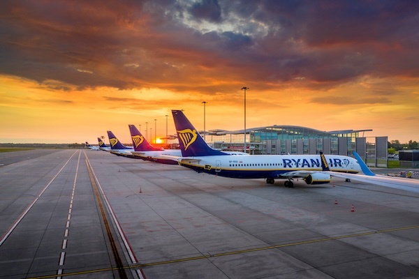 Ryanair to impose £500 fine on unruly passengers 