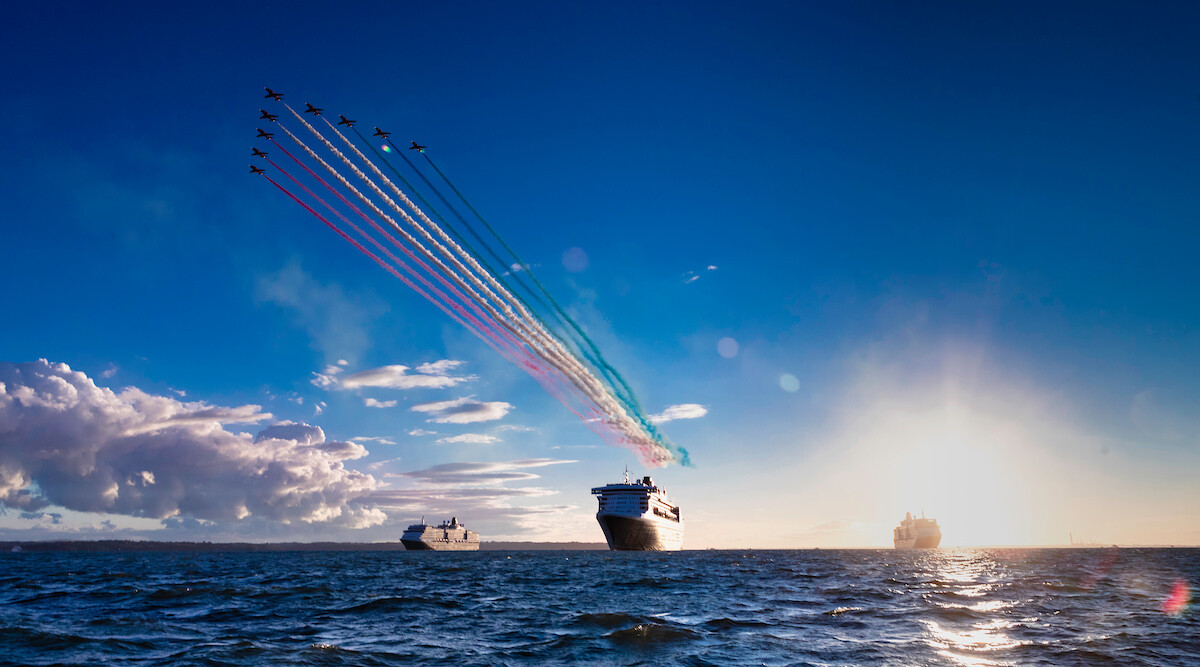 212350dae3bc47b150e443060fabe7d5_ISON_180810_Cunard_RedArrows_49792