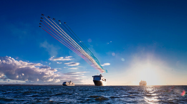 212350dae3bc47b150e443060fabe7d5_ISON_180810_Cunard_RedArrows_49792