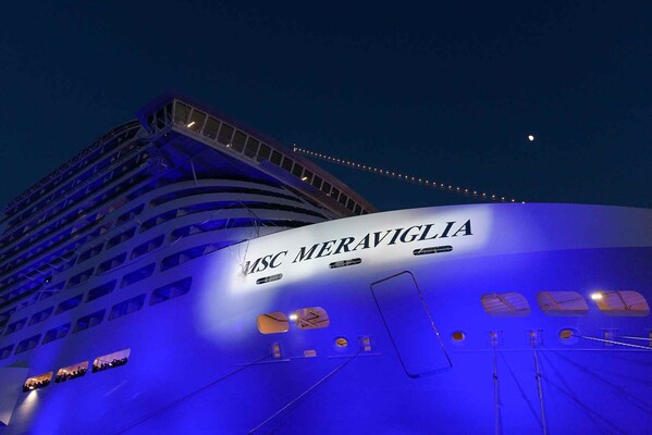 75db4ff1bbd75c59d3a3eaca34fb17f6_The-bottle-smashes-on-the-hull-to-officially-christen-MSC-Meraviglia
