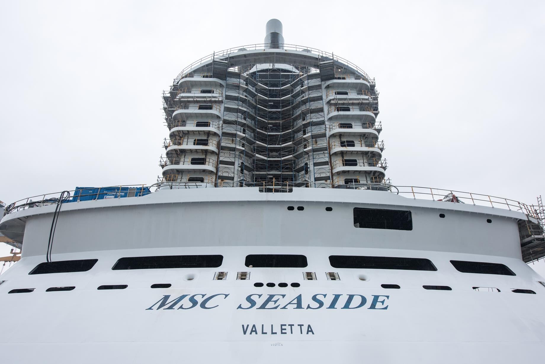 062ee4a9719a81cc686fd3979bc5f5d7_MSC-Seaside-features-a-bold-beach-condo-design