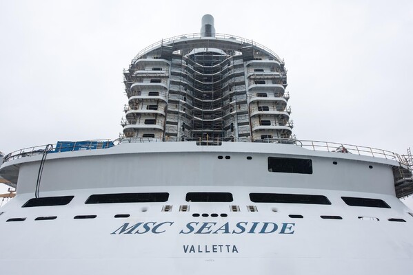 062ee4a9719a81cc686fd3979bc5f5d7_MSC-Seaside-features-a-bold-beach-condo-design