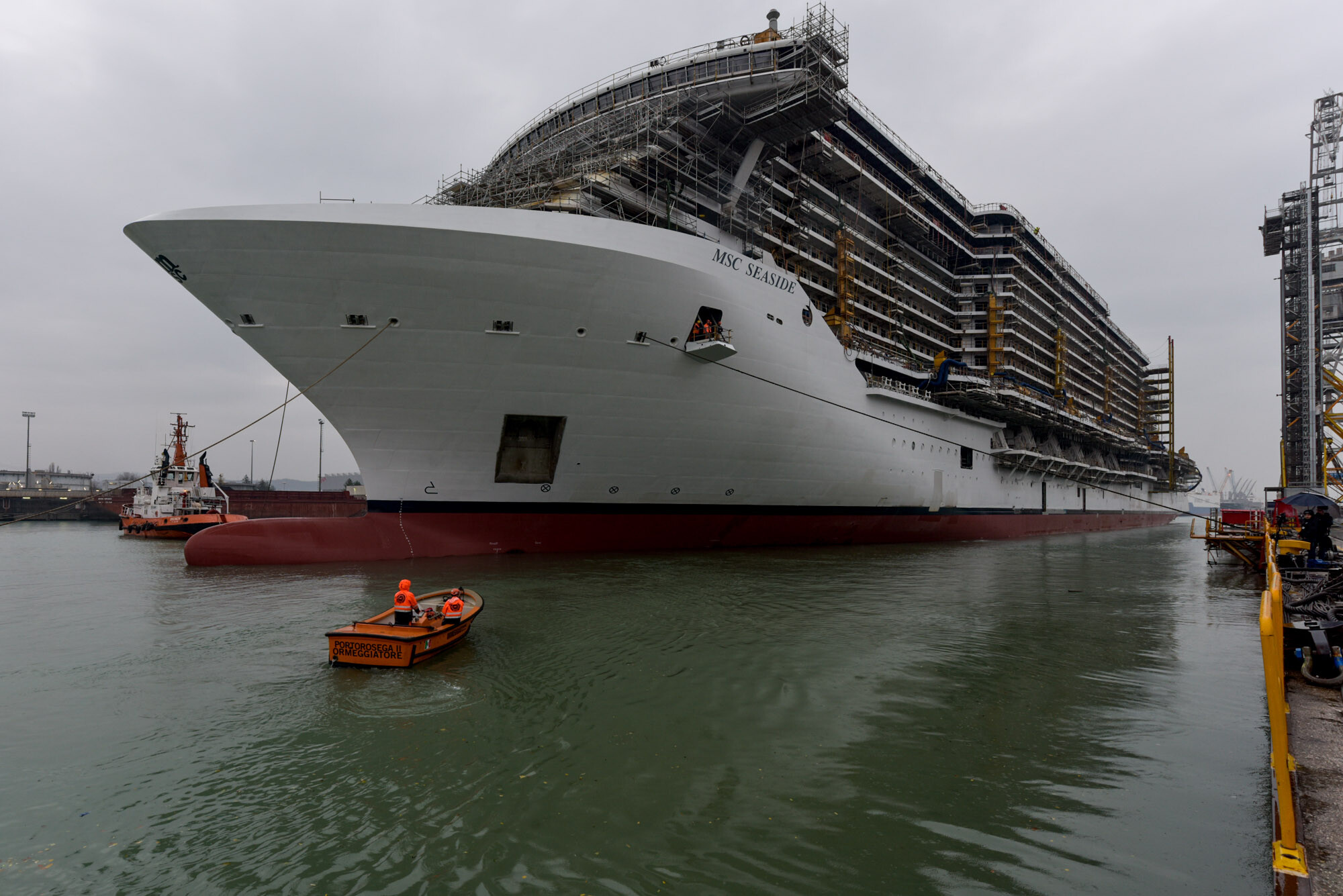 85688de07463c350a892eb265a78d099_07_MSC-Seaside-being-transferred-to-the-wet-dock-at-the-Float-Out-event