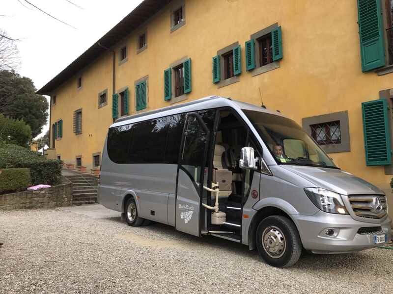 f896c9ea1b5fa348eb617a24a6964cf0_Coach-at-Villa-La-Pallagina