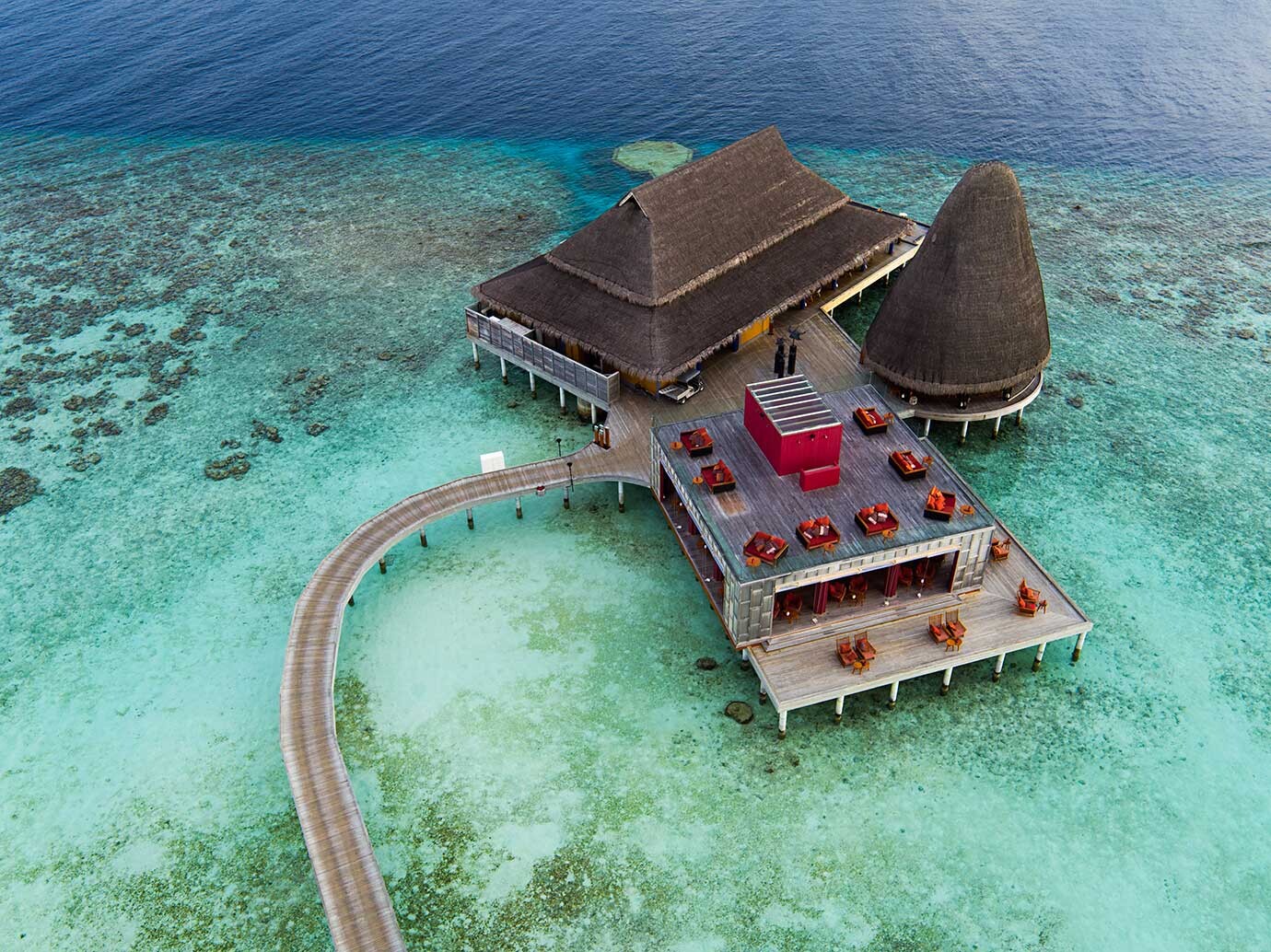 d3f66b0849f2560d2c1fcfed4b54fa84_ANANTARA-KIHAVAH-VILLAS_Restaurant-complex-aerial