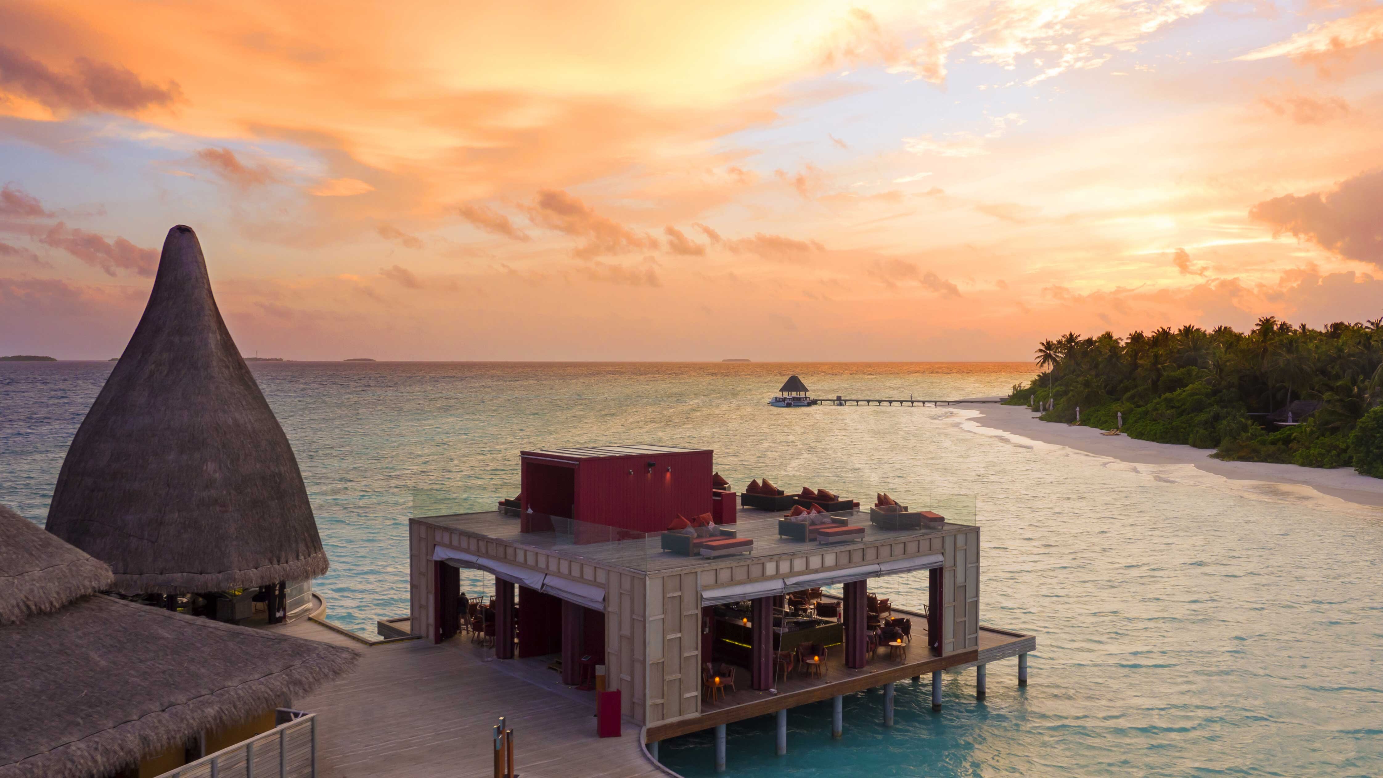 42ddc5d29f7108cf08678061dc7240d2_Anantara-Kihavah-Villas-_-Sea-Fire-Salt-Sky-aerial