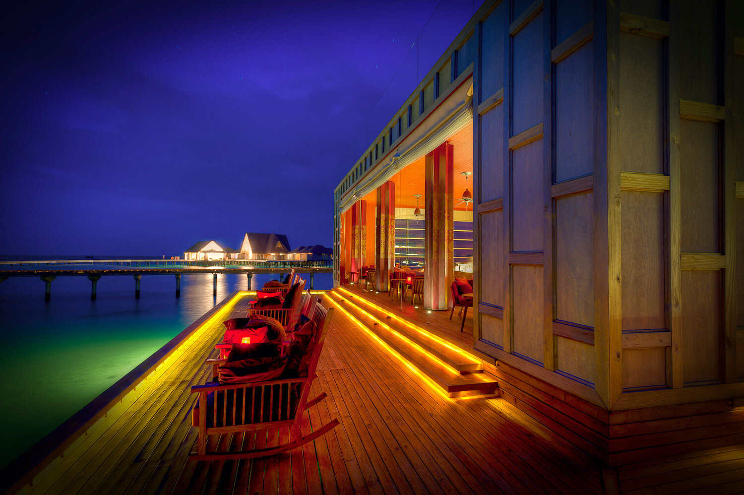 8c410ab9d133b917395b2978779590b6_ANANTARA-KIHAVAH-VILLAS-_Sky-Bar_deck-at-night