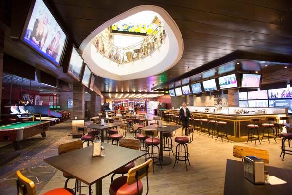 7d8eeebbbbec51d7ddd51ff233f9cde0_May-2018-Playmakers-Sports-Bar-Arcade-on-board-the-new-amped-up-Independence-of-the-Seas