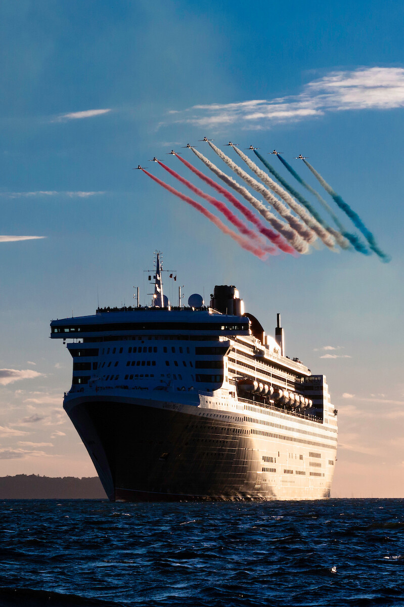 b4e7d68aa48da7b57a1ac7adcbf15cdc_ISON_180810_Cunard_RedArrows_59807