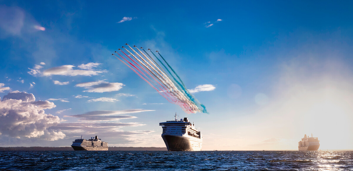 2c1d7e32560a9ff5d098dac2e5db61f8_ISON_180810_Cunard_RedArrows_49783
