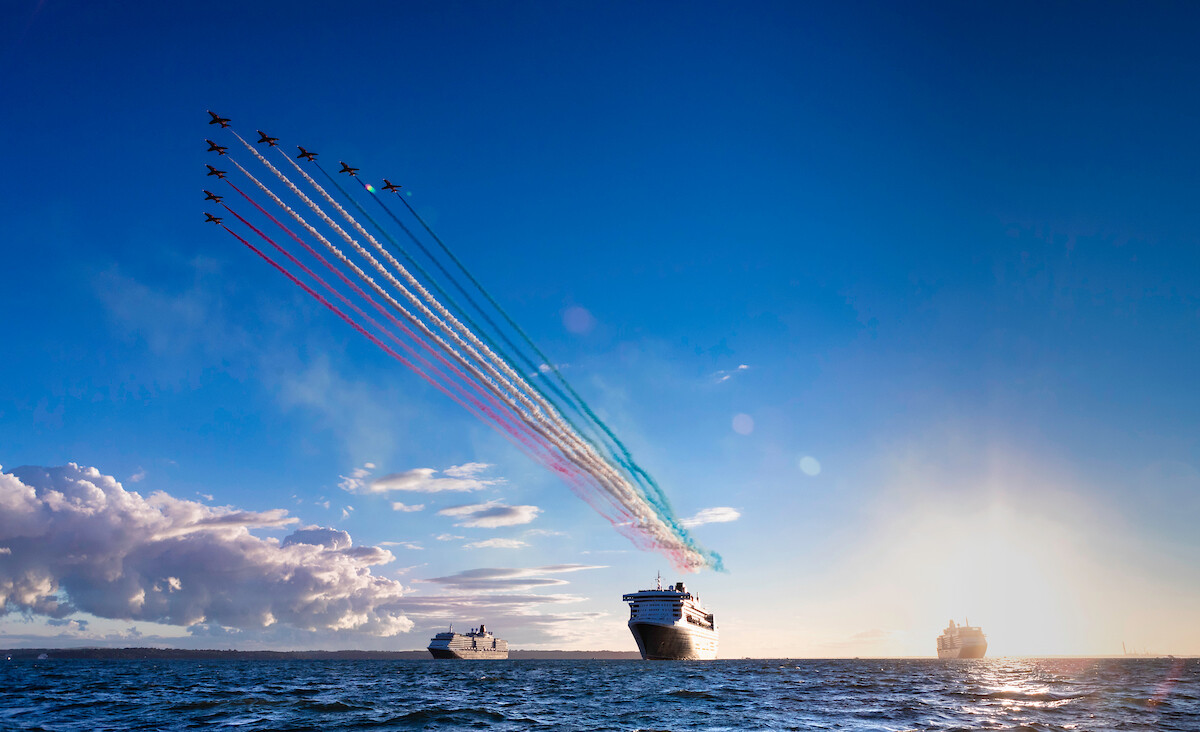 9cd51169cbc06f38793e1d3762263d67_ISON_180810_Cunard_RedArrows_49794