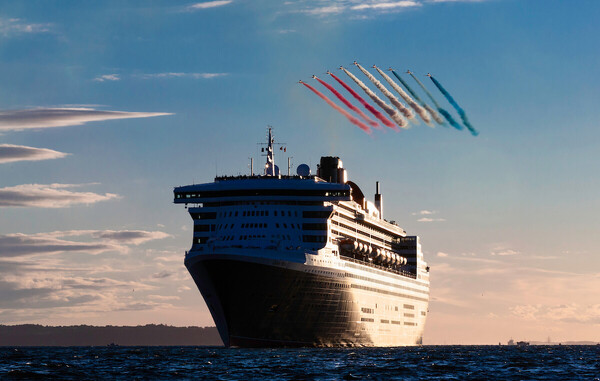 174c07a8a86715170edb600b526b5f6f_ISON_180810_Cunard_RedArrows_59803