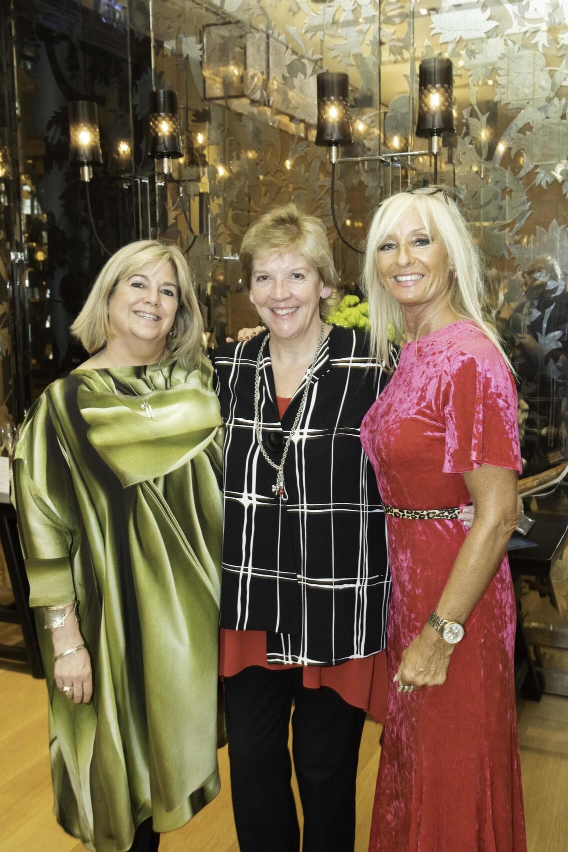 2dde0e0a3c260ef0078a46f2800f191d_181003-124633-WomenInTravel
