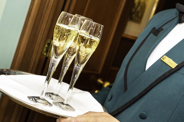 4b5f191b785e12aa408a49b1d2f6fcf3_180928-122006-TWMatureTravellerLunch