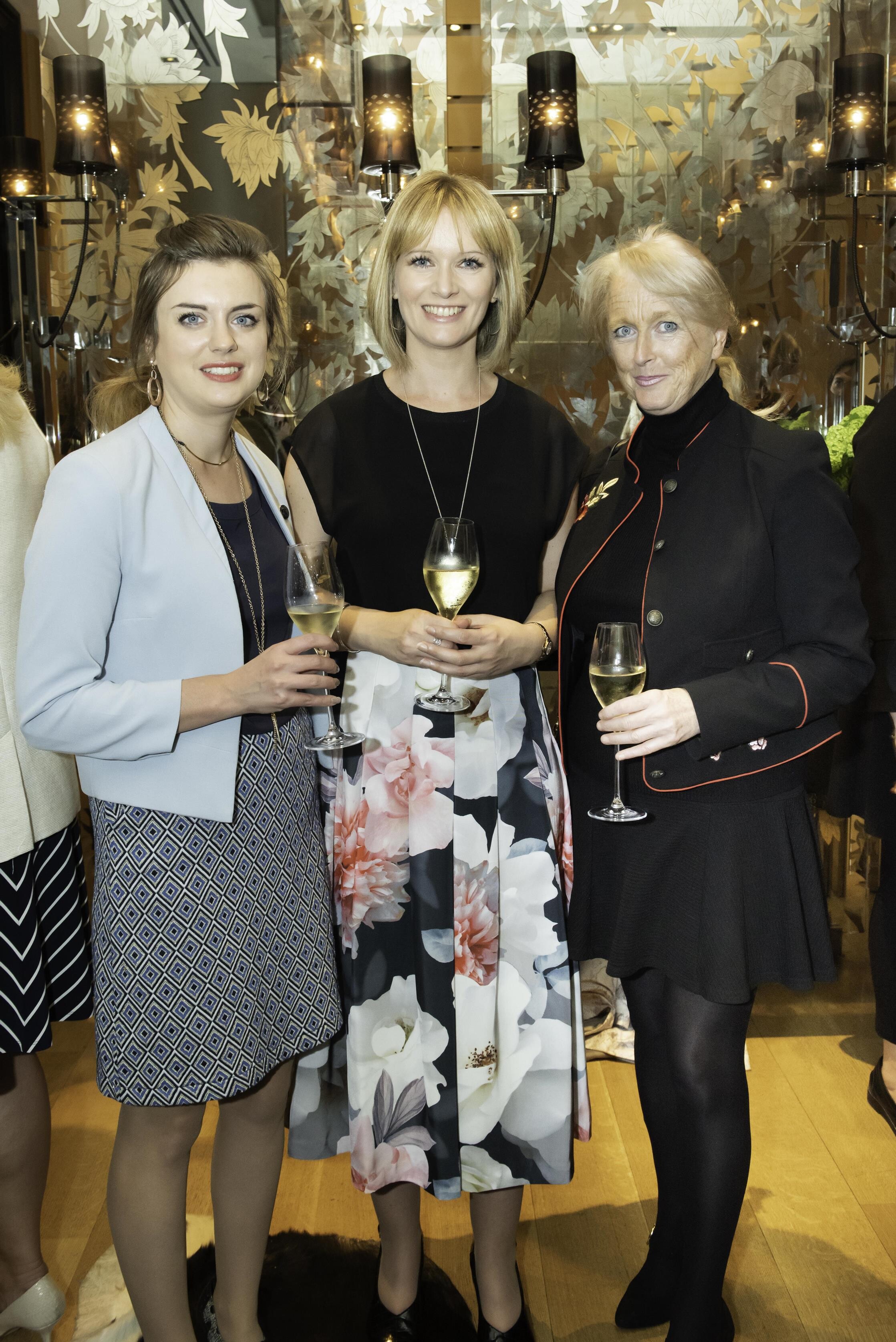 655f7a2475cdf767be50e872455898b1_181003-122427-WomenInTravel