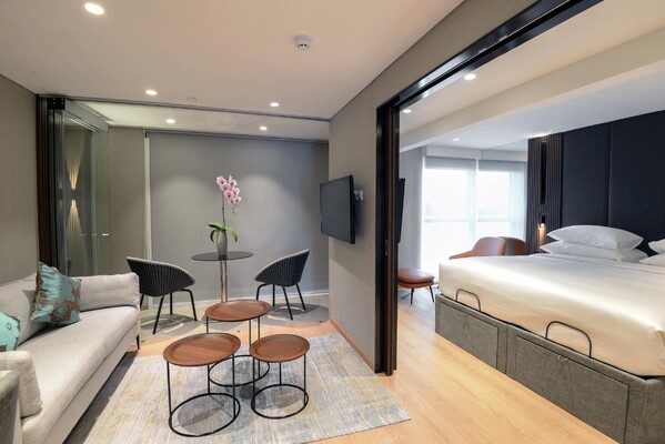 94b0620e0fde102b3dd9dce891687eb2_Grand-Balcony-Suite