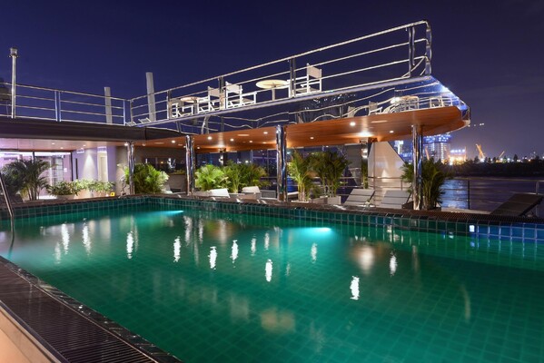 f53ee442e5474bb8f811a9e02d319852_Pool-3