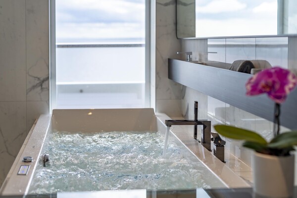 972a4b60d6f5c1503c6b595415d51c32_Scenic-Eclipse-Spa-Suite-Spa-Bath