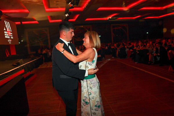 b59c53690fb9f5ca4ce087d84a9d189f_AgentAchievementAwards2022_Ceremony201