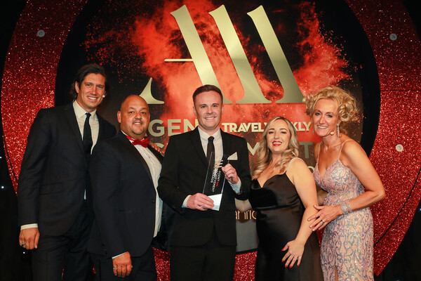 61fe6c213c00c0b88dea82b0aa68f9e3_AgentAchievementAwards2022_Ceremony205