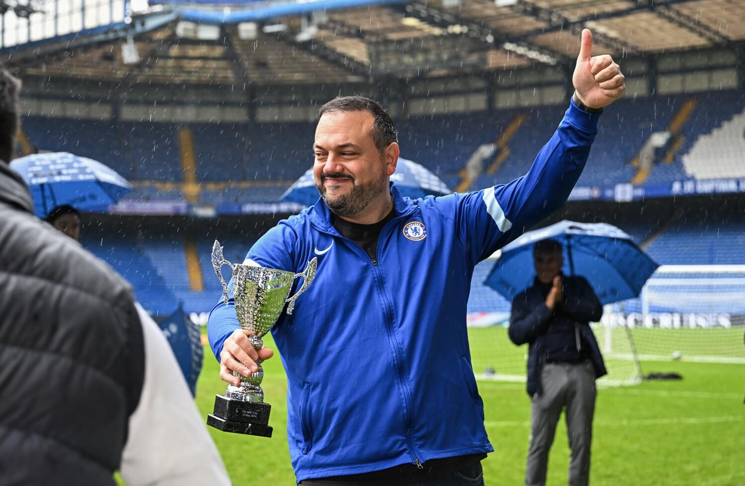 23fec48405bd8f0a3afcd6b95e2b71d0_Antonio-Paradiso-holds-the-trophy-which-was-taken-home-by-WHA