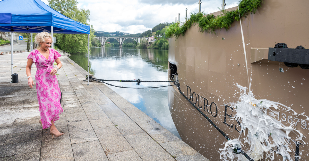 Lucy_Huxley_smashes_bottle_of_champagne_against_Estrela.png Lucy_Huxley_smashes_bottle_of_champagne_against_Estrela.png