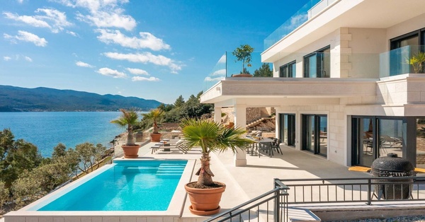 Mainly direct-sell villa firm woos agents with commission overrides and rewards
