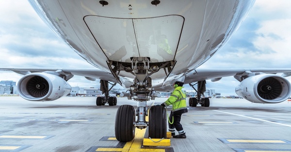 Scottish airport workers threaten summer strike in pay row