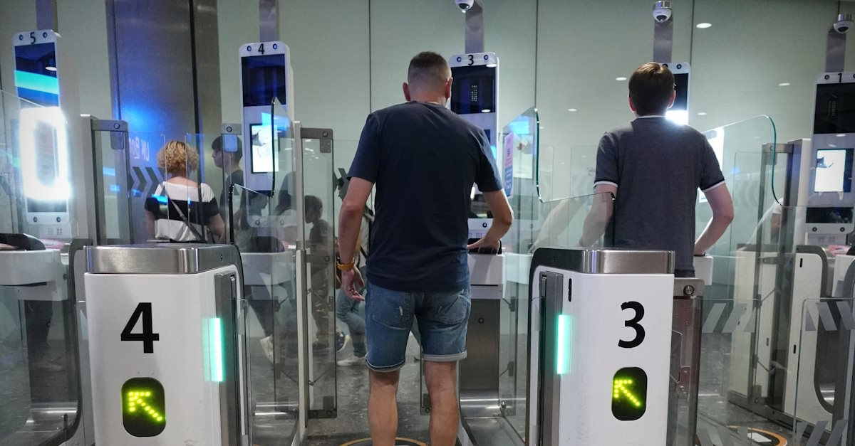 EU deal on e-gates will not kick in until autumn at earliest