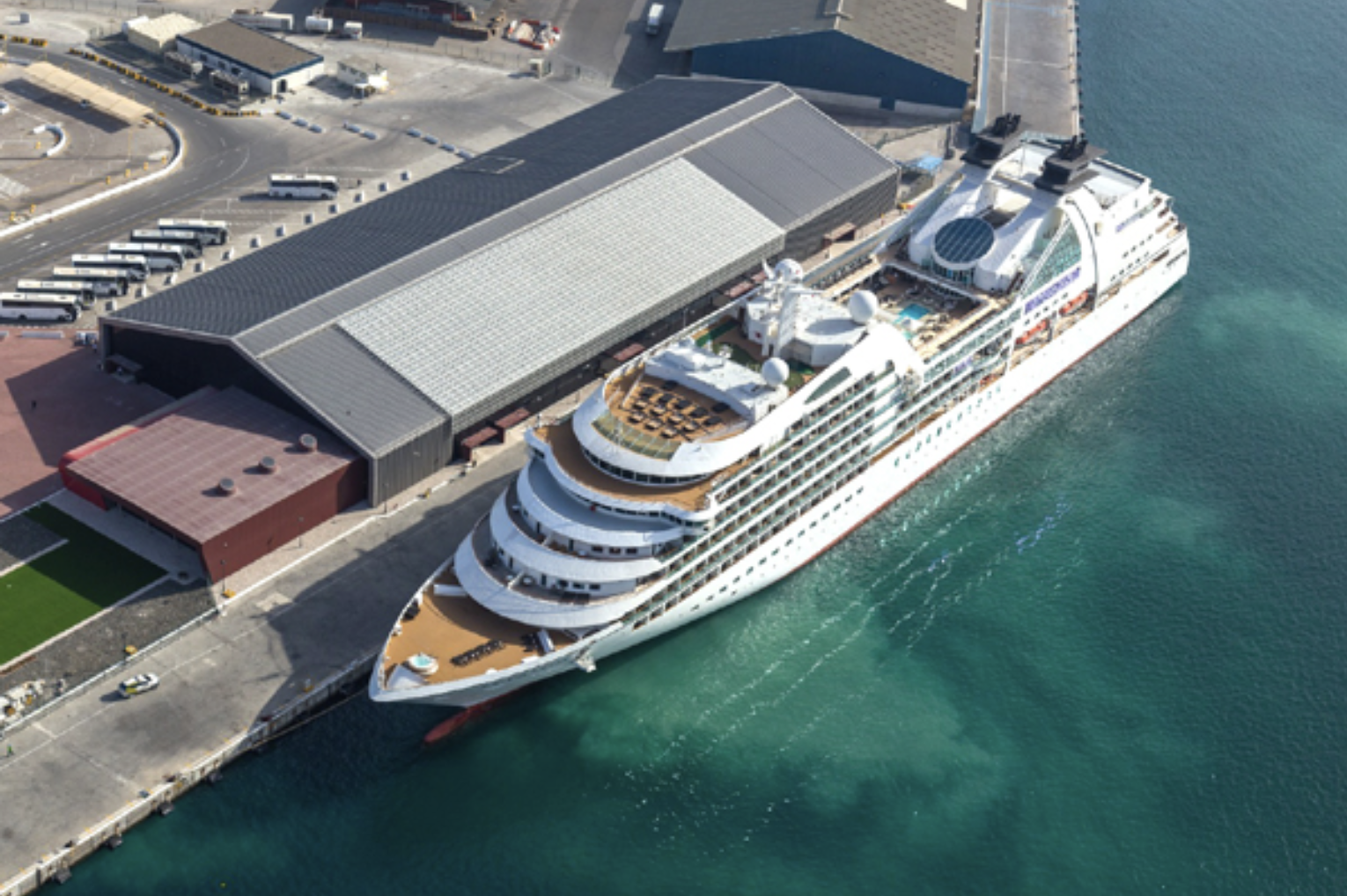 بداية موسم الرحلات البحرية 2023-24 في أبوظبي مع وصول سفينة كريستال سيمفوني