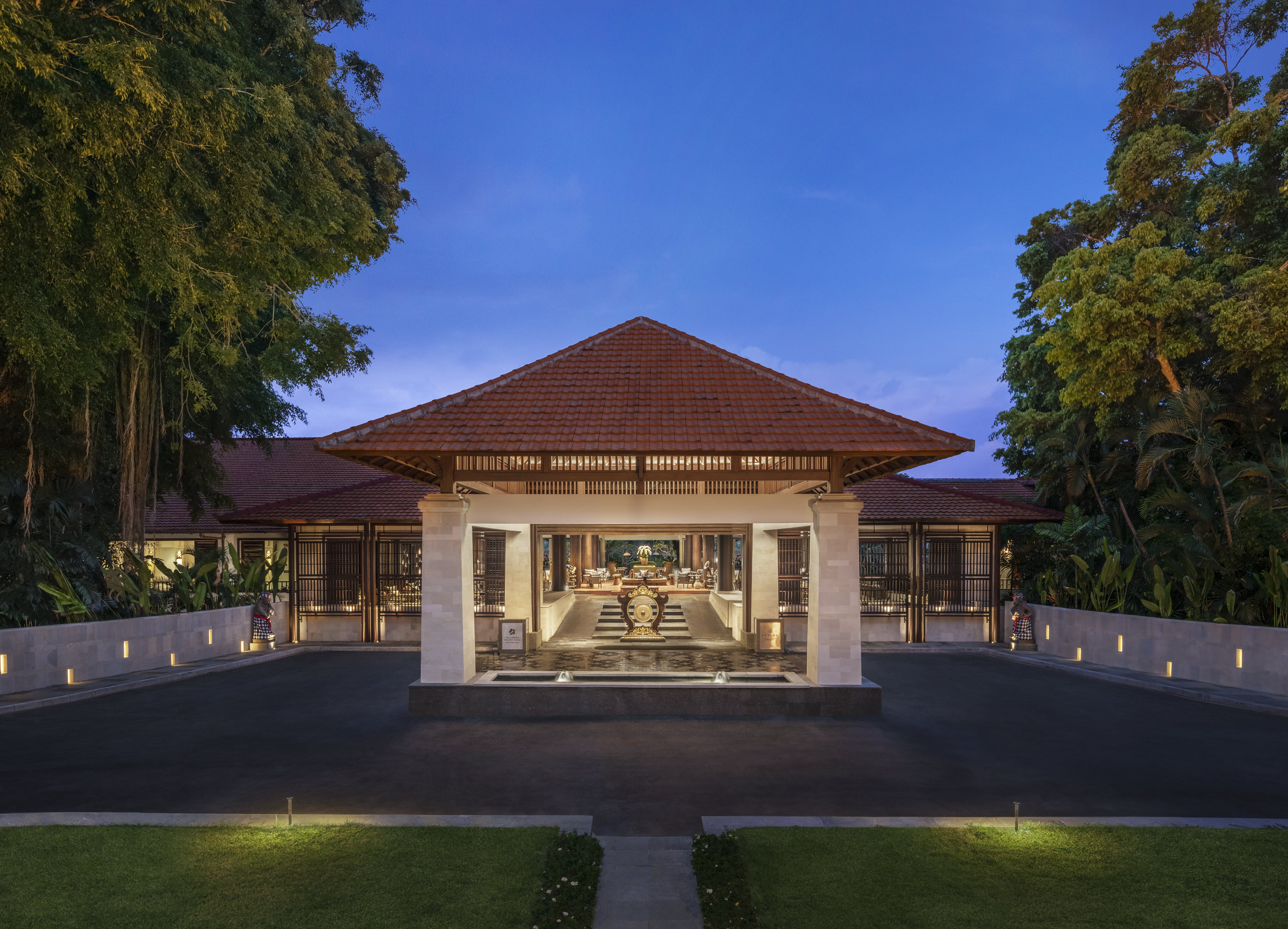 Entrance Porte_Cochère_Twilight.jpg Entrance Porte_Cochère_Twilight.jpg