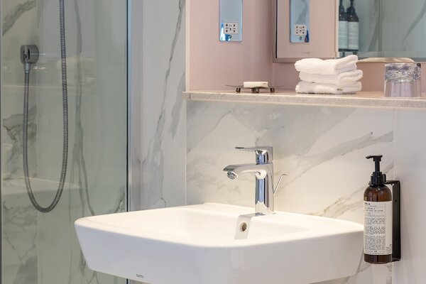 Queenask Ginevra king bathroom.jpg