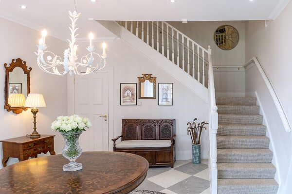 Queenask Entrance hall.jpg