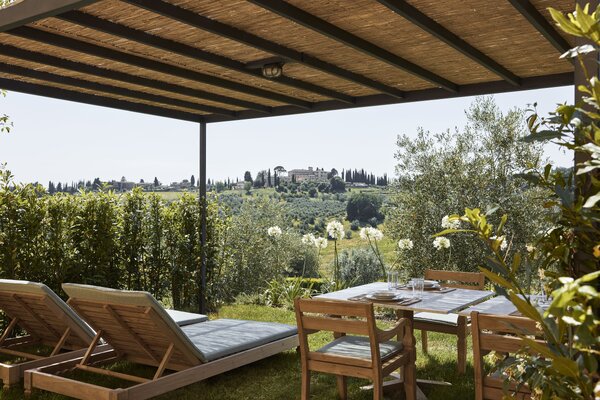 MM 23_COMO_PSF_Farmhouse_Outdoor Dining and Sun Loungers (Copy).jpg