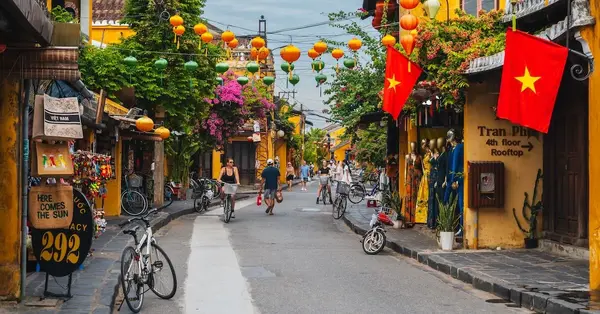 HoiAnVietnamCredit alexkoralshutterstock 2525083955