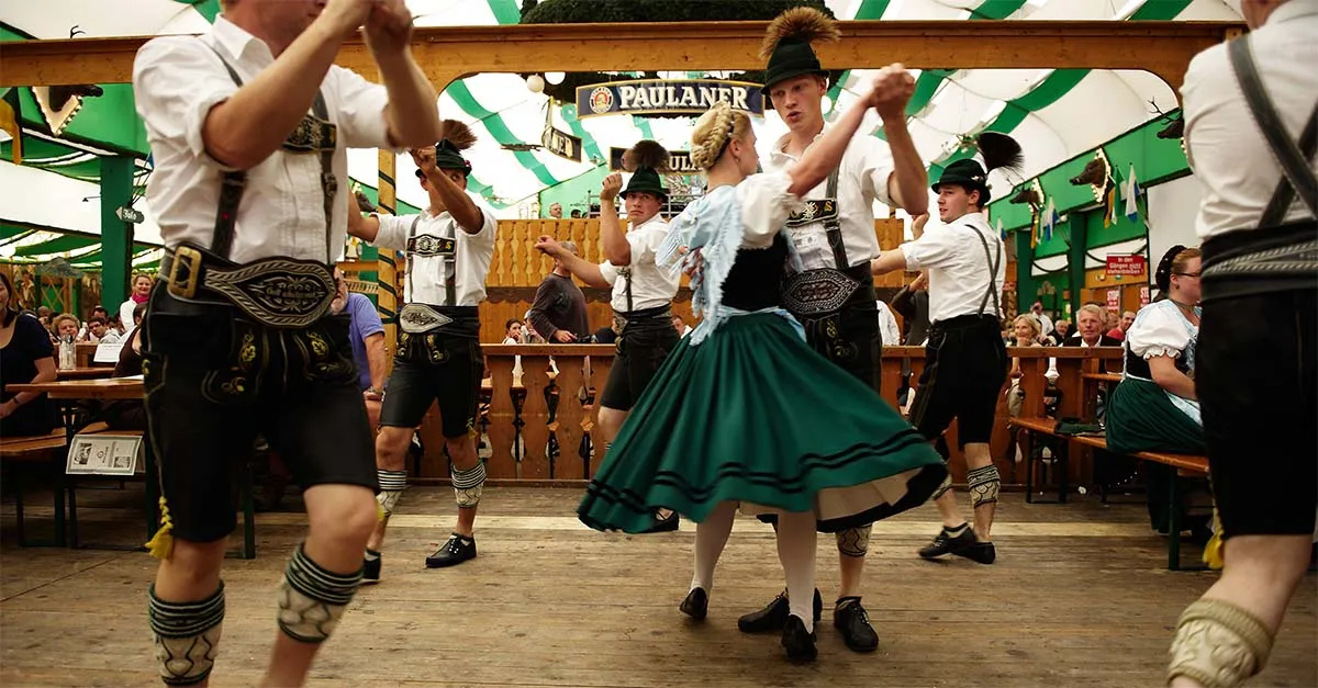 Oide Wiesn Volkstanz im Bierzelt Mnchen Tourismus Frank Bauer