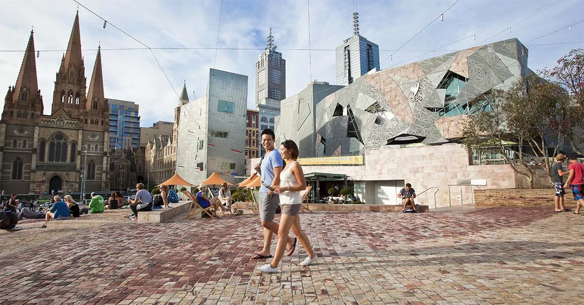 情侣走过联邦广场