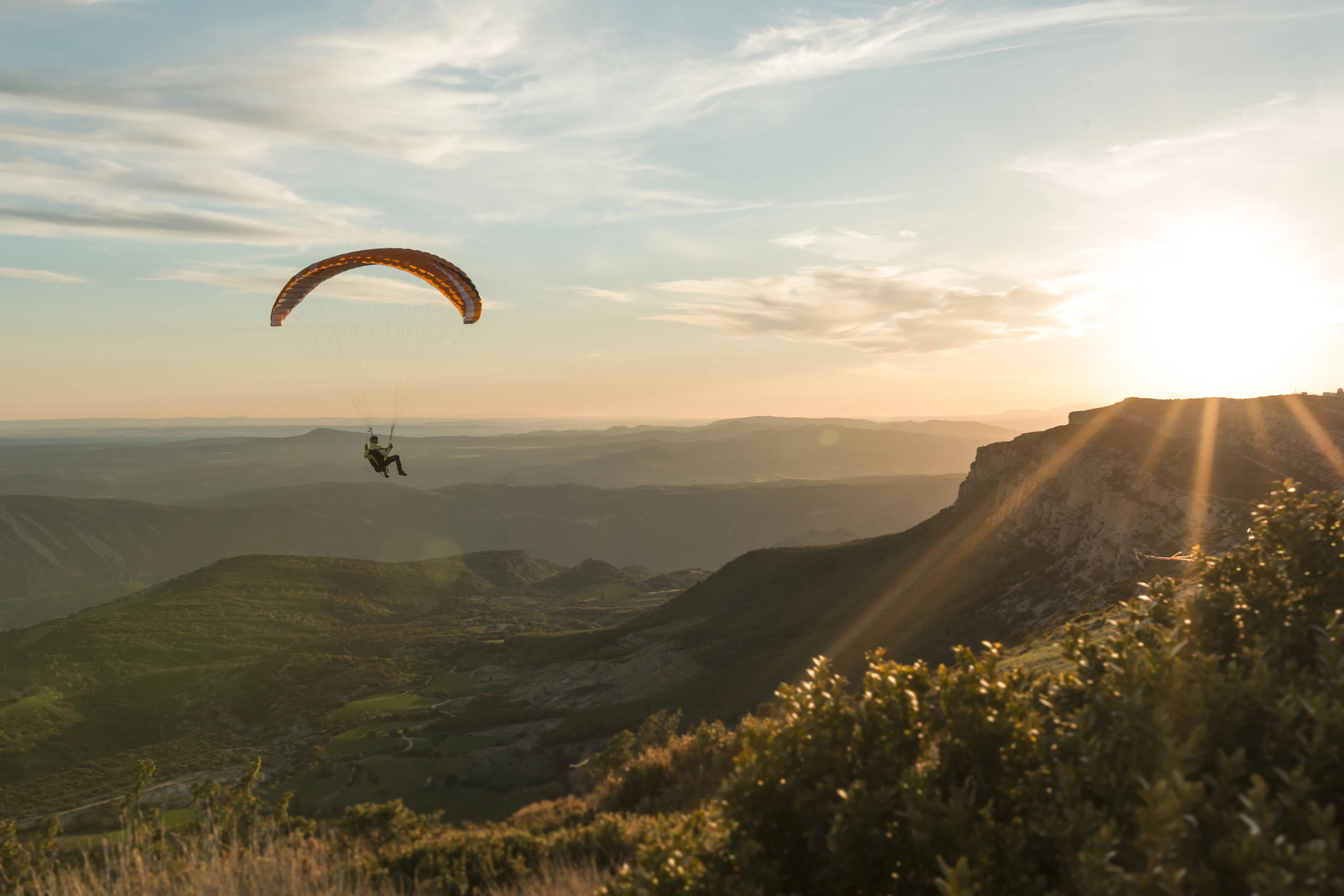 Parapentista a la serra del Montsec en el moment de la posta