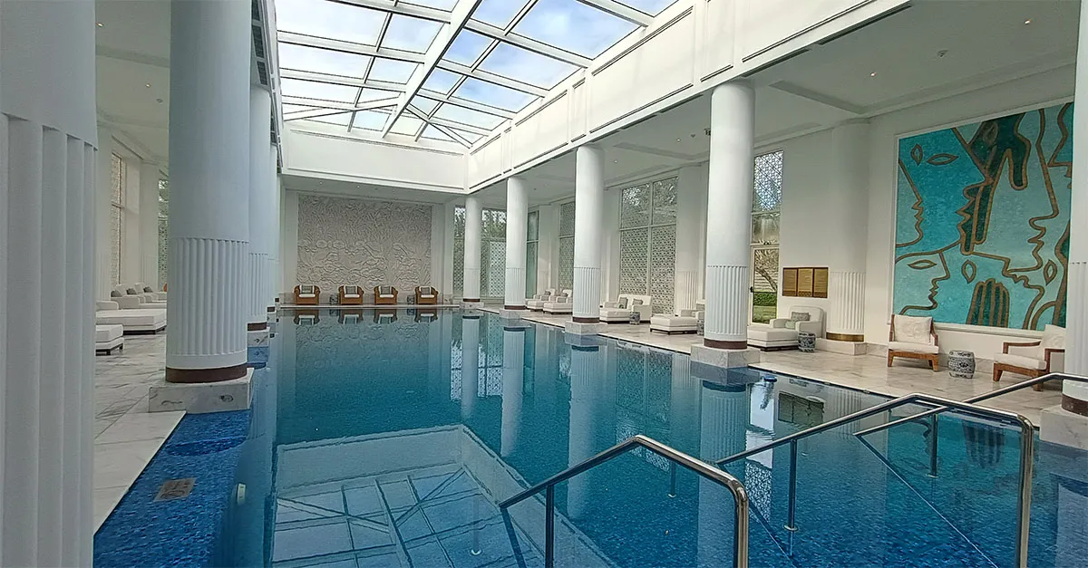حمام سباحة داخلي في فندق ريتز كارلتون