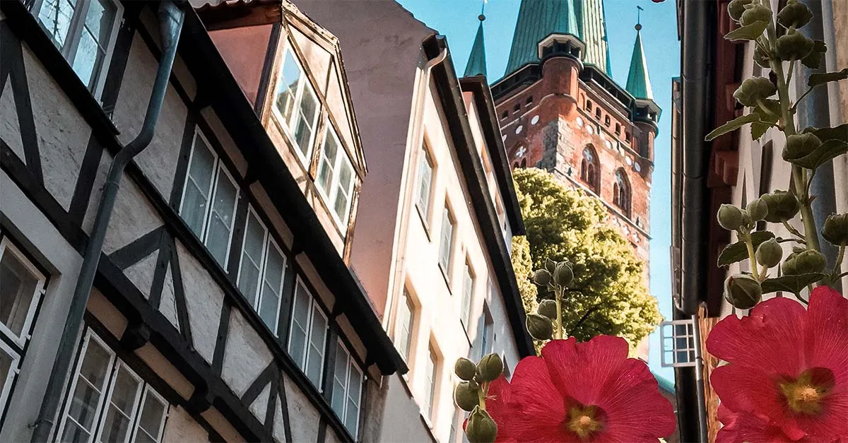 Old town Lbeck Altstadtgasse mit Turm von St. Petri LTM