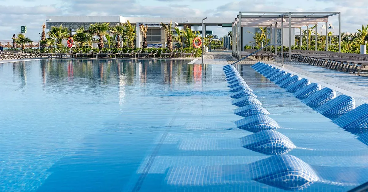 RIU Palace Boavista pool bar