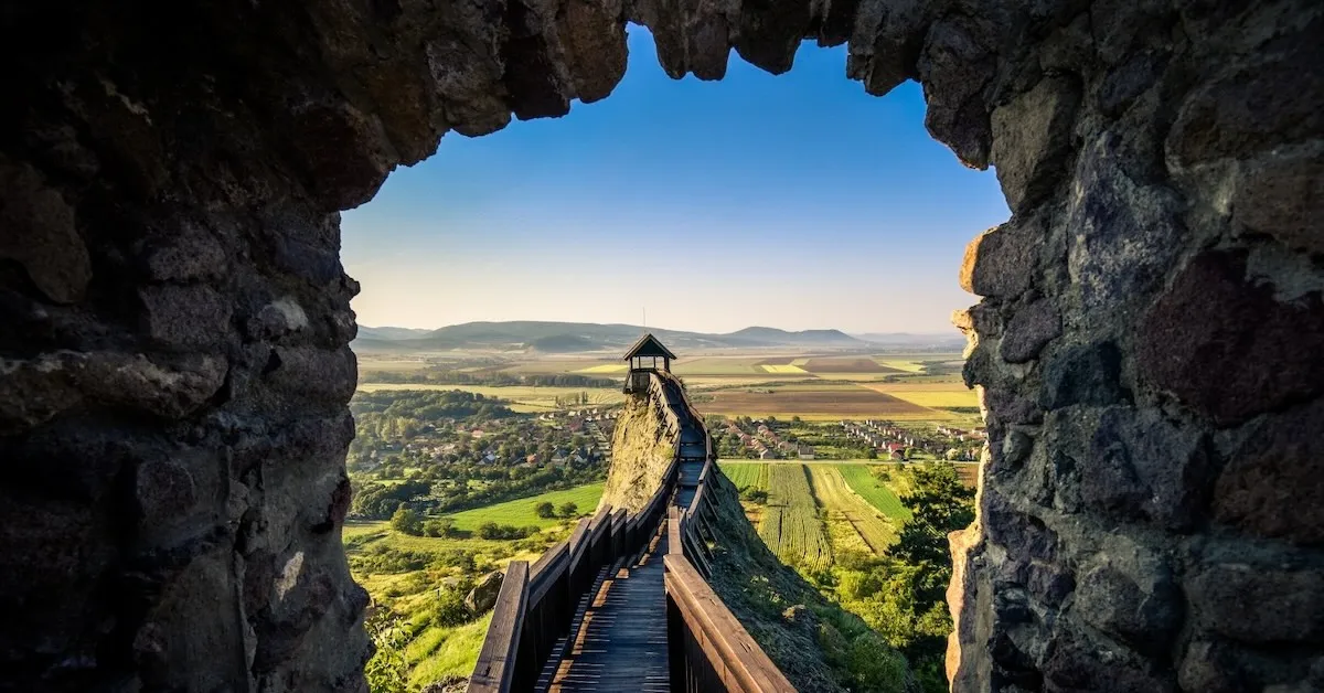 Boldogkovaralja Castle Connections