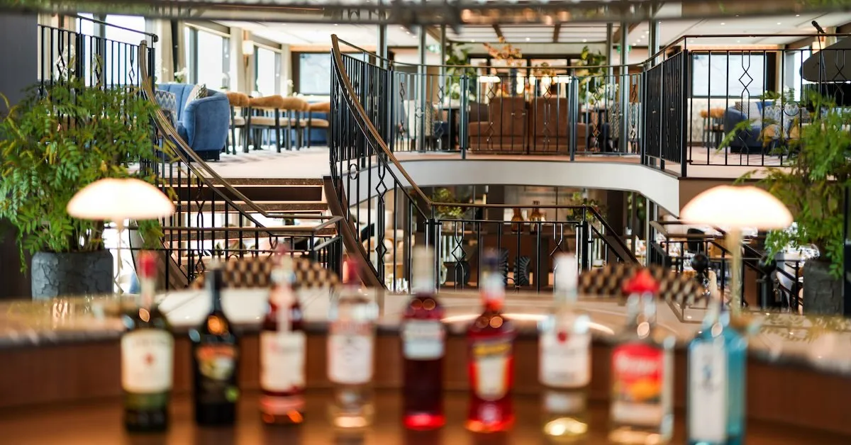 Resplendence bar Riviera Travel