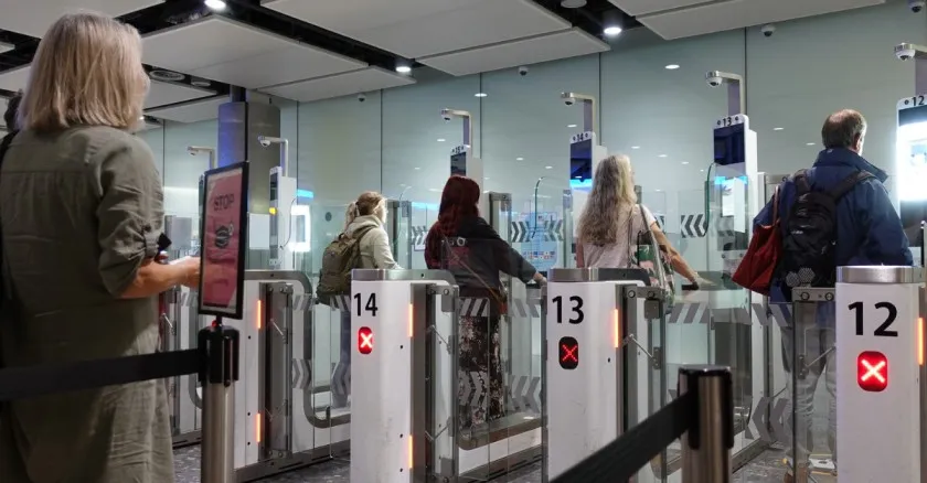 E-gates at UK airport. Photo: Shutterstock/1000 Words