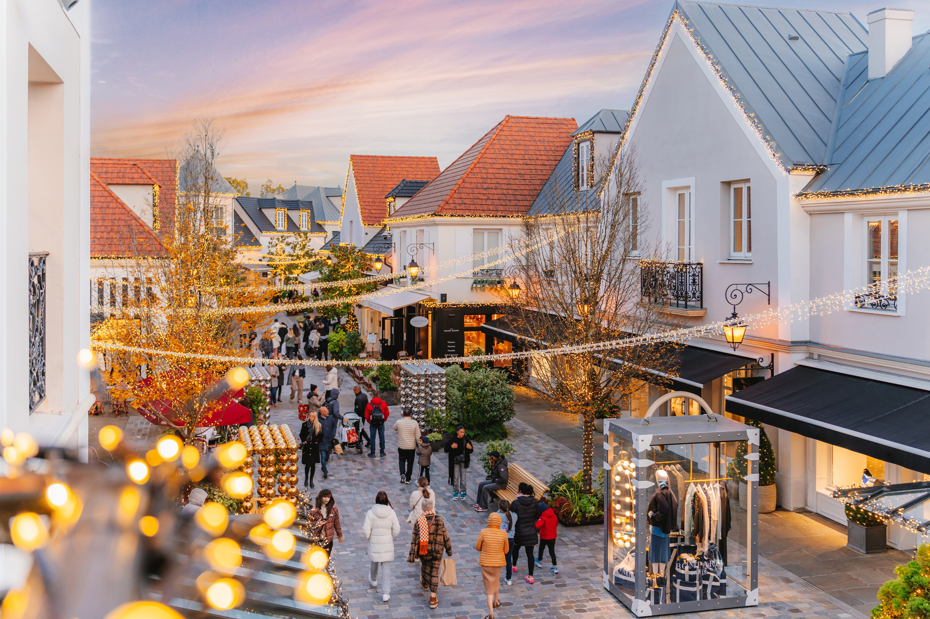 The Grand Noël Hotel: Experience the Magic of Christmas at La Vallée Village in Paris